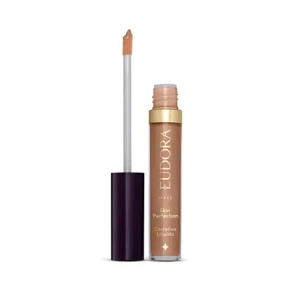 Produto de maquiagem da marca Eudora, com embalagem em tons de bege e dourado. Trata-se de um corretivo líquido para a pele, o produto está aberto e mostrando como é o aplicador.
