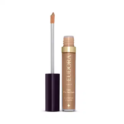 Produto de maquiagem da marca Eudora, com embalagem em tons de bege e dourado. Trata-se de um corretivo líquido para a pele, o produto está aberto e mostrando como é o aplicador.
