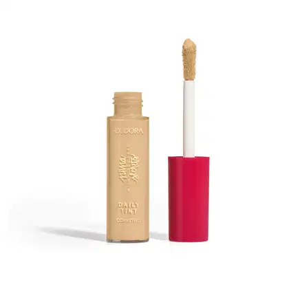 Corretivo líquido Eudora Daily Tint com aplicador de esponja, frasco transparente com tampa rosa.