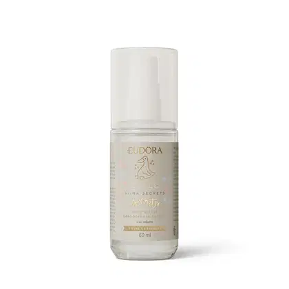 Frasco transparente com bomba de spray contendo produto da marca Eudora, da linha "Little Secrets", com rótulo em tons de bege e dourado. No rótulo lemos: Body Splash uso adulto.