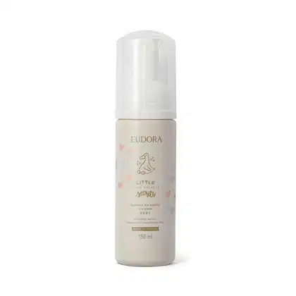 Frasco de espuma de banho cremosa de Eudora da linha Little Secrets da Eudora, com embalagem branca e detalhes em cores pastel, contendo 150 ml do produto.