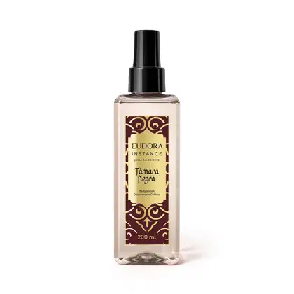 Frasco transparente com rótulo marrom e dourado da marca Instance, contendo item de perfumaria em body splash com fragrância de tâmara negra, apresentado em posição frontal.