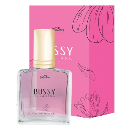 A imagem mostra o Perfume Íntimo Bussy Bang Bang da linha Hottie Girl da marca HotFlowers. Atrás há uma caixa rosa, embalagem do perfume.