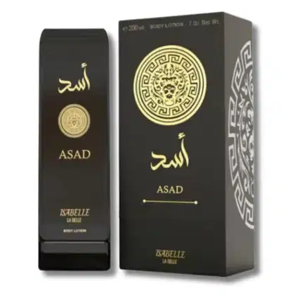 O produto de beleza Isabelle La Belle consiste em um frasco preto com rótulo dourado, contendo uma loção corporal. A embalagem externa é uma caixa preta com detalhes dourados, incluindo o nome "Asad" e símbolos decorativos.
