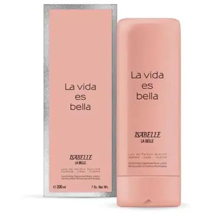 O produto de beleza da marca Isabelle La Belle é apresentado em uma embalagem rosa com texto em espanhol, sugerindo um produto de cuidados corporais com fragrância agradável, adequado para uso diário.