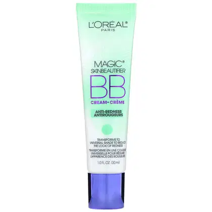 Tubo de creme BB da L'Oréal Paris, com embalagem verde-clara e detalhes em roxo. O rótulo indica que o produto é um "Magic Skin Beautifier BB Cream" com propriedades anti-vermelhidão.