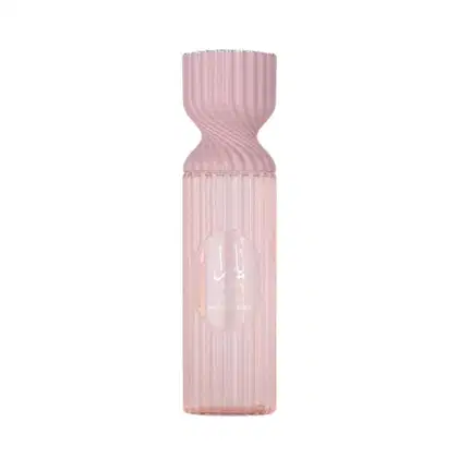 Frasco de body splash Yara da marca Lattafa de cor rosa claro, com design ondulado e texturizado.