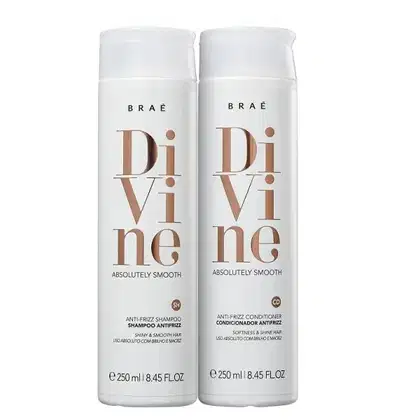 Dois frascos brancos da marca Braé, contendo produtos para cabelos: um shampoo anti-frizz e um condicionador anti-frizz, ambos com rótulos em cores neutras e texto destacando a suavidade e maciez dos cabelos.