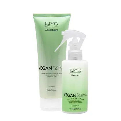 Dois produtos da linha K.Pro Veganissim: um tubo de creme acidificante e um frasco spray de óleo leave-in, ambos em embalagens verdes e brancas com rótulos indicando os nomes dos produtos.