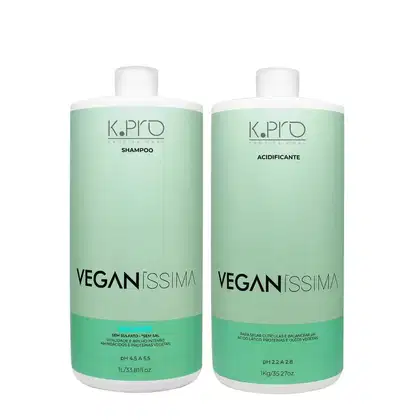 Dois frascos de produtos de cabelo da linha Veganissima da marca K.Pro, com embalagens de plástico brancas e verdes, contendo shampoo e acidificante para cabelos.