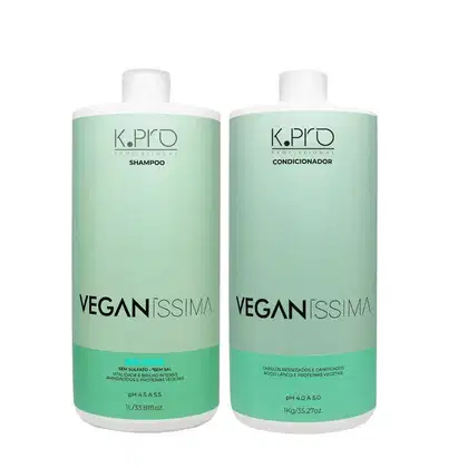 Dois frascos de produtos de cabelo da linha Veganíssima da marca K.Pro, um de shampoo e outro de condicionador, com embalagens de plástico de cor verde clara e rótulos com o nome da linha e da marca.