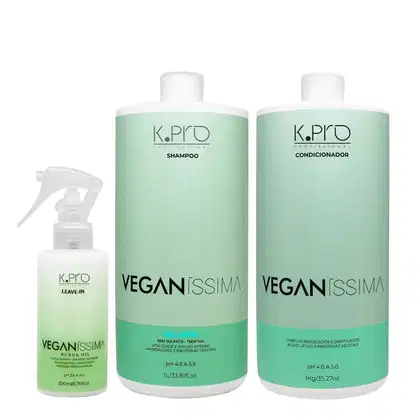 Conjunto de produtos K.Pro Veganíssima, incluindo shampoo, condicionador e leave-in em embalagens brancas e verdes com rótulos destacando a composição vegana.