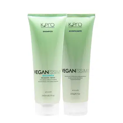 Dois tubos de produtos de cabelo da marca K.Pro, um shampoo e um acidificante, ambos com embalagem verde clara e rótulos em destaque. Os produtos são da linha Veganissima, que promete vitalidade e brilho intenso.