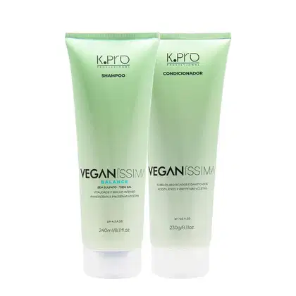 Dois produtos da linha Veganíssima da K.Pro: um frasco de shampoo e um de condicionador, ambos em embalagens verdes com rótulos destacando o conceito "Veganíssima" e informações sobre os ingredientes.