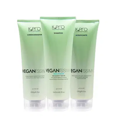 Três produtos de cabelo da marca K.Pro em embalagens de plástico verde-claro, incluindo um condicionador, um shampoo e um acidificante, todos com rótulos indicando que são da linha "Veganíssima" e sem sulfato.
