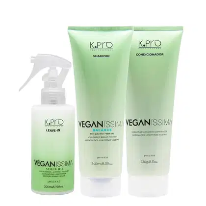 Três produtos da linha Veganíssima da marca K.Pro: shampoo, condicionador e leave-in em embalagens plásticas verdes com rótulos brancos e textos em inglês.
