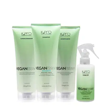 Conjunto de produtos K.Pro da linha Veganíssima, incluindo shampoo, condicionador, acidificante e leave-in, em embalagens plásticas de cores verde e branca.