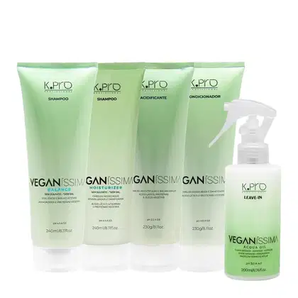 Conjunto de produtos de cabelo K.Pro, incluindo shampoo, condicionador, acidificante e leave-in, com embalagens em tons de verde e rótulos indicando a linha "Veganissima" e ingredientes naturais.