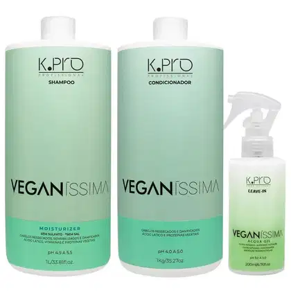 Conjunto de produtos da linha Veganissima da marca K.Pro, incluindo shampoo, condicionador e leave-in em embalagens verdes com rótulos em preto. O conjunto contém frascos de 1L e 200ml.