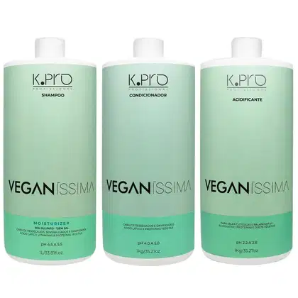Três frascos de produtos de beleza da marca K.Pro, com rótulos em verde claro e texto "Veganíssima", incluindo shampoo, condicionador e acidificante, com informações sobre pH e volume.