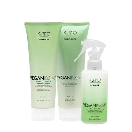 Três produtos da linha K.Pro Veganíssima: shampoo, acidificante e leave-in, em embalagens plásticas verdes com rótulos brancos e texto em português.