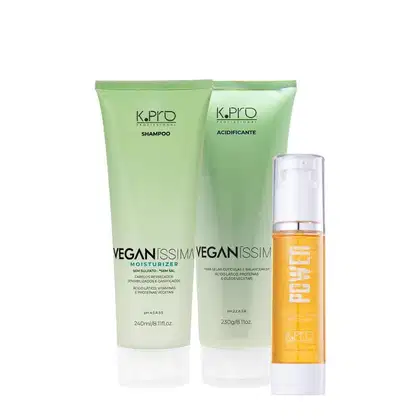 Conjunto de produtos K.Pro, incluindo shampoo, condicionador e sérum em embalagens verdes e amarelas. As embalagens apresentam o nome da linha "Veganíssima" e informações sobre os ingredientes veganos.