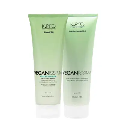 Dois produtos de beleza da marca K.Pro, um shampoo e um condicionador, em embalagens de plástico verde-claro com rótulos em preto. Os produtos são da linha "Veganíssima" e contêm informações sobre sua formulação vegana.