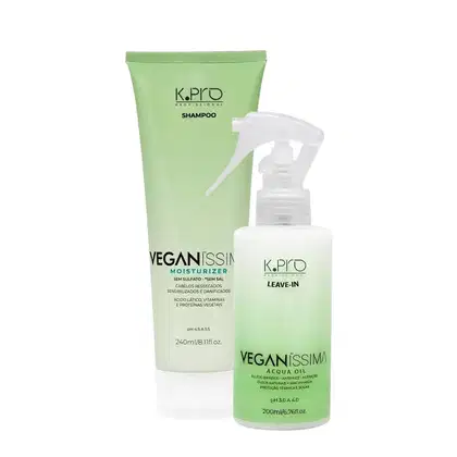 O conjunto de produtos K.Pro inclui um frasco de shampoo verde e um frasco de spray branco com rótulo "Veganissima Acqua Oil". Ambos os produtos apresentam design minimalista e informações sobre suas propriedades, como "Veganissima" e "Moisturizer".