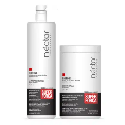 Produtos de tratamento capilar Néctar do Brasil: frasco branco de shampoo e máscara, ambos com rótulos vermelhos destacando "Super Força" e informações sobre a fórmula.