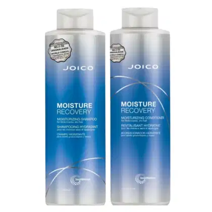 Dois frascos de produtos Joico da linha Moisture Recovery, um de shampoo e outro de condicionador, com embalagens em tons de azul e branco, rótulos com o nome da marca e informações sobre os produtos.