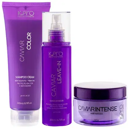 Conjunto de produtos de beleza da marca K.Pro, incluindo um frasco de leave-in, um tubo de shampoo e um pote de máscara capilar, todos em tons de roxo.