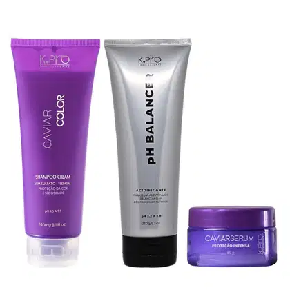 Três produtos da marca K.Pro: um shampoo cremoso em embalagem roxa, um creme acidificante em embalagem prateada e um sérum capilar em embalagem roxa, todos com rótulos e informações visíveis.