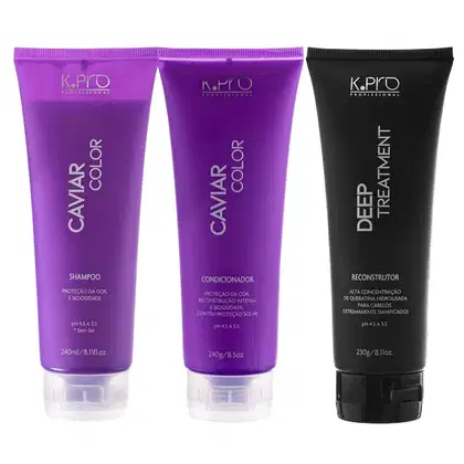 Conjunto de produtos de beleza K.pro da linha Caviar incluindo shampoo e condicionador. Embalagens em tons de roxo com textos e logotipos da marca. Também conta com tratamento capilar Deep Reconstructor.