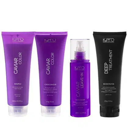 Conjunto de produtos de beleza K.pro da linha Caviar incluindo shampoo, condicionador e leave-in. Embalagens em tons de roxo com textos e logotipos da marca. Também conta com tratamento capilar Deep Reconstructor.