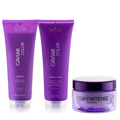 Conjunto de produtos de beleza K.pro da linha Caviar incluindo shampoo, condicionador e máscara capilar. Embalagens em tons de roxo com textos e logotipos da marca.