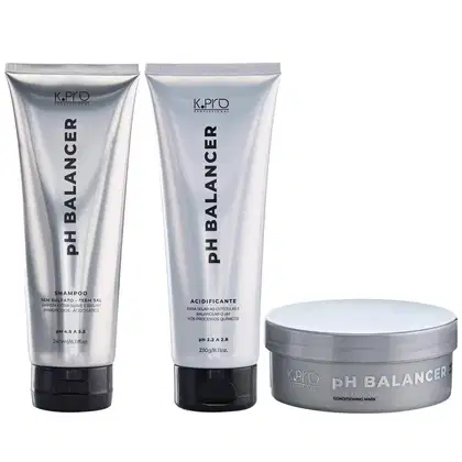 Conjunto de produtos de cabelo da marca K.pro, incluindo shampoo, acidificante e máscara condicionadora. As embalagens são tubos e pote plásticos de cores predominantemente branca e cinza.