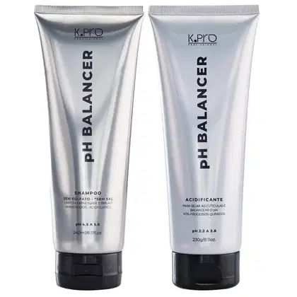 Dois tubos de produtos de cabelo da marca K.pro, um shampoo e um acidificante, com embalagens prateadas e preto.