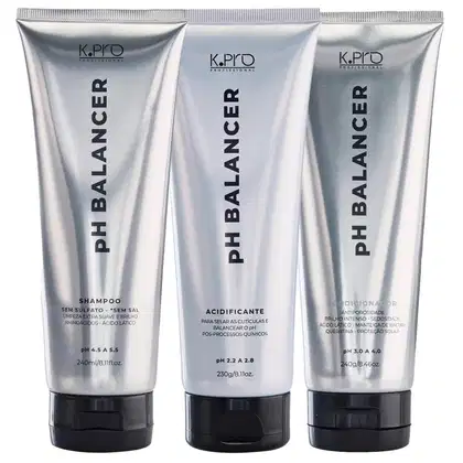 Três tubos de produtos de cuidados capilares da marca K.pro, com embalagens prateadas e pretas. Os rótulos indicam os nomes dos produtos: Shampoo, Acidificante e Condicionador.