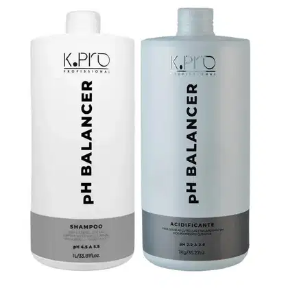 Dois frascos de produtos de beleza da marca K.Pro Professional: um frasco branco de shampoo e um frasco cinza de acidificante, ambos com rótulos indicando o tipo de produto e o pH.