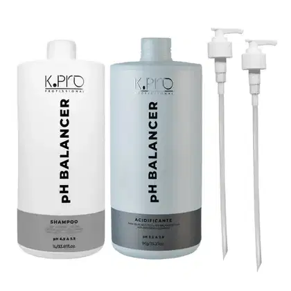 Produtos de beleza da marca K.pro, incluindo um frasco de shampoo branco e um frasco de acidificante, além de dois dispensadores brancos.