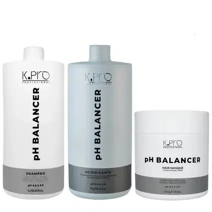 Conjunto de produtos de cuidados capilares da marca K.Pro, incluindo shampoo, acidificante e máscara capilar, em embalagens brancas e cinzas com rótulos em preto.