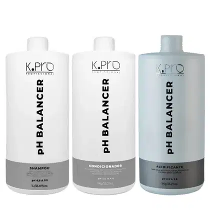 Três frascos de produtos de cabelo da marca K.pro Professional, incluindo shampoo, condicionador e acidificante, com rótulos em preto e branco indicando o pH e o volume de cada produto.