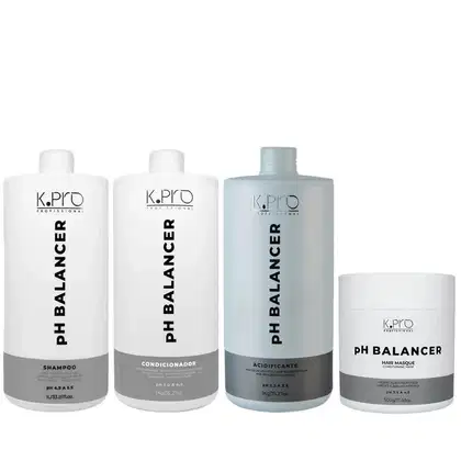 Conjunto de produtos de cuidados capilares da marca K.Pro, incluindo shampoo, condicionador, acidificante e máscara capilar, em embalagens brancas e cinzas com rótulos em preto.