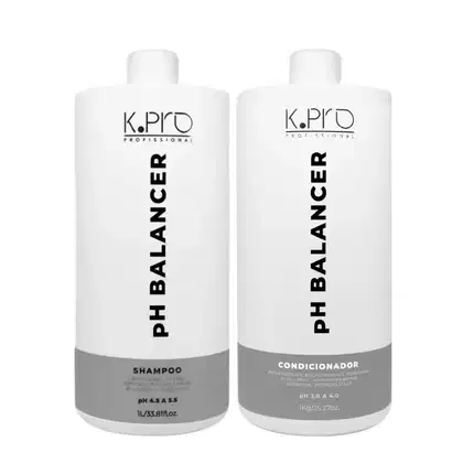 Dois frascos brancos de produtos de cabelo da marca K.pro Professional, um shampoo e um condicionador, com rótulos pretos exibindo o nome da marca e a descrição "PH Balancer".