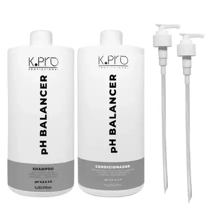 Dois frascos brancos de shampoo e condicionador da marca K.pro Professional, com rótulos pretos e texto em inglês. Também há dois dispensadores brancos de bomba para os produtos.