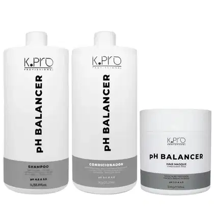 Conjunto de produtos de cuidados capilares da marca K.Pro, incluindo shampoo, condicionador e máscara capilar, em embalagens brancas e cinzas com rótulos em preto.
