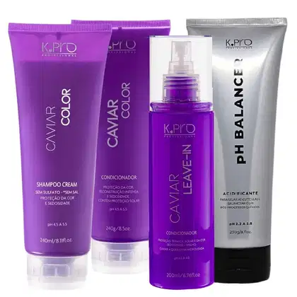 Conjunto de produtos de beleza K.pro da linha Caviar incluindo shampoo, condicionador e leave-in. Embalagens em tons de roxo com textos e logotipos da marca. Também conta com acidificante pH Balancer.