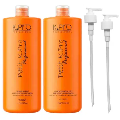 Dois frascos de shampoo e condicionador da marca K.pro Professional, com embalagens laranja e rótulos com o nome da marca. Acompanhados de dois dispensadores brancos para os produtos.
