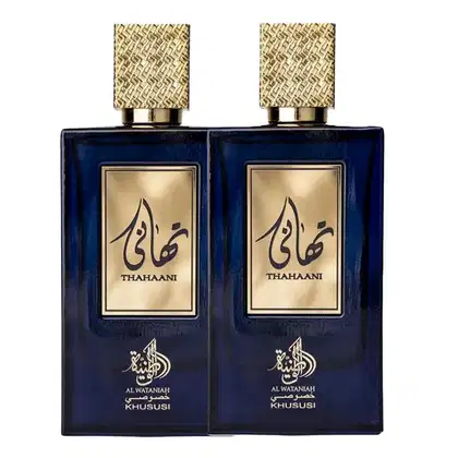 Dois frascos de perfume da marca Al Wataniah, com embalagem em tom azul escuro e detalhes dourados. Os rótulos exibem o nome "Thahaani" em árabe e em inglês.