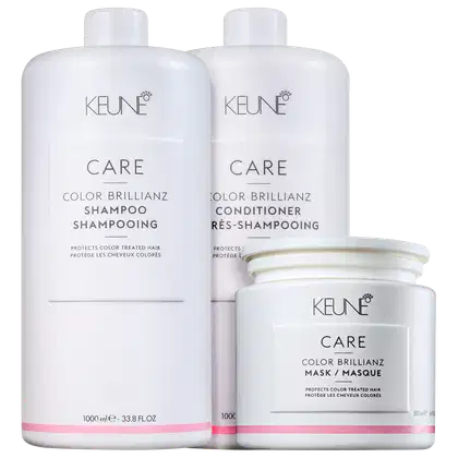 Três produtos da linha Care da marca Keune: shampoo, condicionador e máscara para cabelos coloridos, em embalagens brancas com detalhes em cinza e rosa, protegendo a cor dos cabelos.